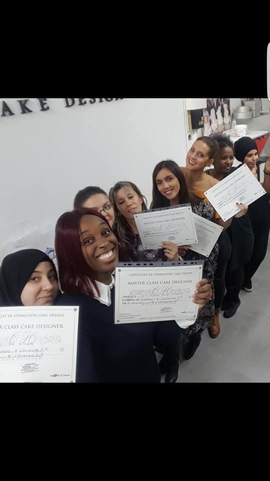 Rose-Andrée avec son diplôme de Master Class Cake Designer
